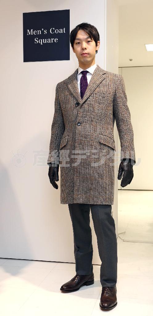 アイルランド伝統の手織りのドネガルツイードを織ったチェスターフィールドコート（１２万円）。クラシックな装いには革製の手袋が似合う＝２０１５年１月５日、東京都中央区銀座の松屋銀座店（野村成次撮影）