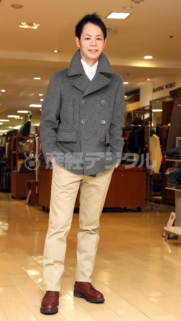 ピーコート（７万６０００円）はもともと英海軍が船上で着ていた厚手のウールコート。しっかりした肩のラインと大きな襟で日本人の体形をカバーしてくれる＝２０１５年１月５日、東京都中央区銀座の松屋銀座店（野村成次撮影）