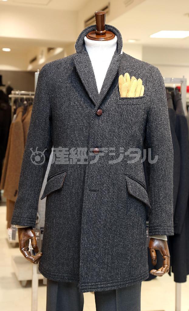 カジュアルラインのチェスターフィールドコート（７万６０００円）。ポケットは斜め仕立てで、袖にボタンがない代わりに裾と同じステッチを効かせている。ポケットチーフ代わりに胸に手袋をさす＝２０１５年１月５日、東京都中央区銀座の松屋銀座店（野村成次撮影）