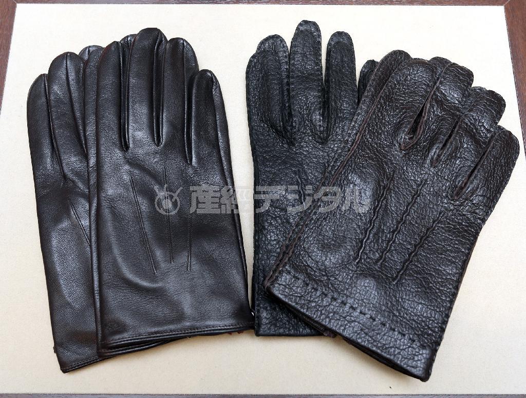 英国デンツ社製の手袋は２３０年以上、製法技術が受け継がれている逸品。イノシシの一種ペッカリー（右４万９０００円）と羊革のヘアシープ（左２万１０００円）は裏地がなくても保温性十分＝２０１５年１月５日、東京都中央区銀座の松屋銀座店（野村成次撮影）