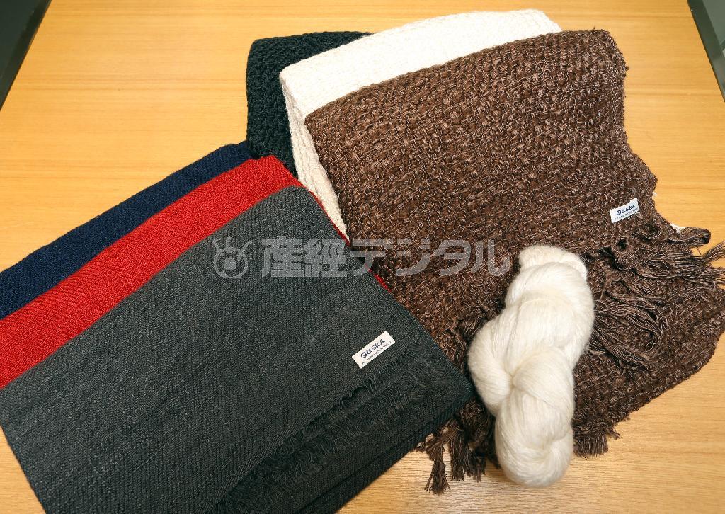 シルク１００％のＫＵＳＫＡマフラー（右３万８０００円、左３万円）は京都・丹後地方で着物を織るメーカーが、極上の手紡ぎ糸をつなぎ合わせ空気を含ませるように丁寧に織り込んだ＝２０１５年１月５日、東京都中央区の松屋銀座店（野村成次撮影）