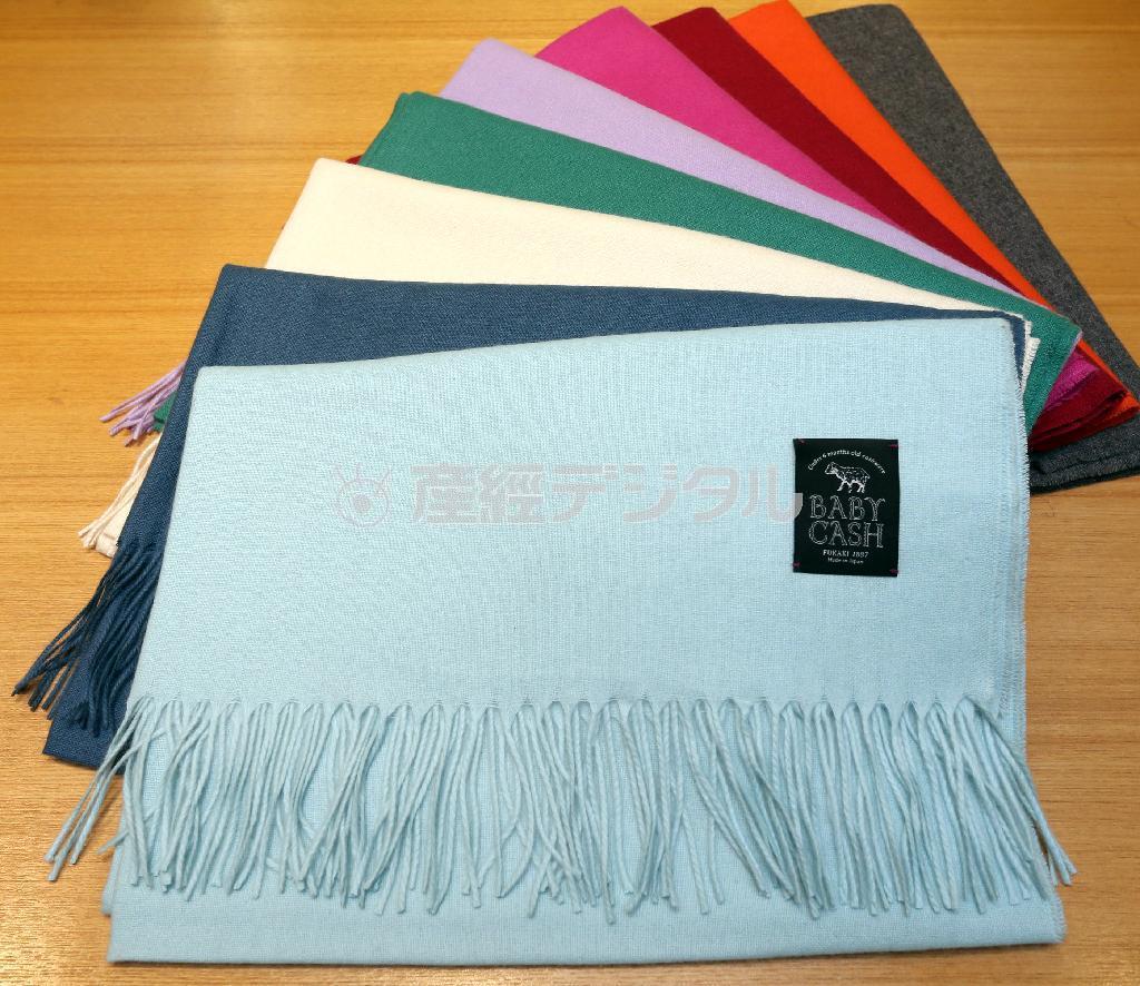 モンゴル産の生後６カ月までのカシミヤヤギを使ったＢＡＢＹ＿ＣＡＳＨのストール（３万５０００円）は優しい肌触り＝２０１５年１月５日、東京都中央区の松屋銀座店（野村成次撮影）