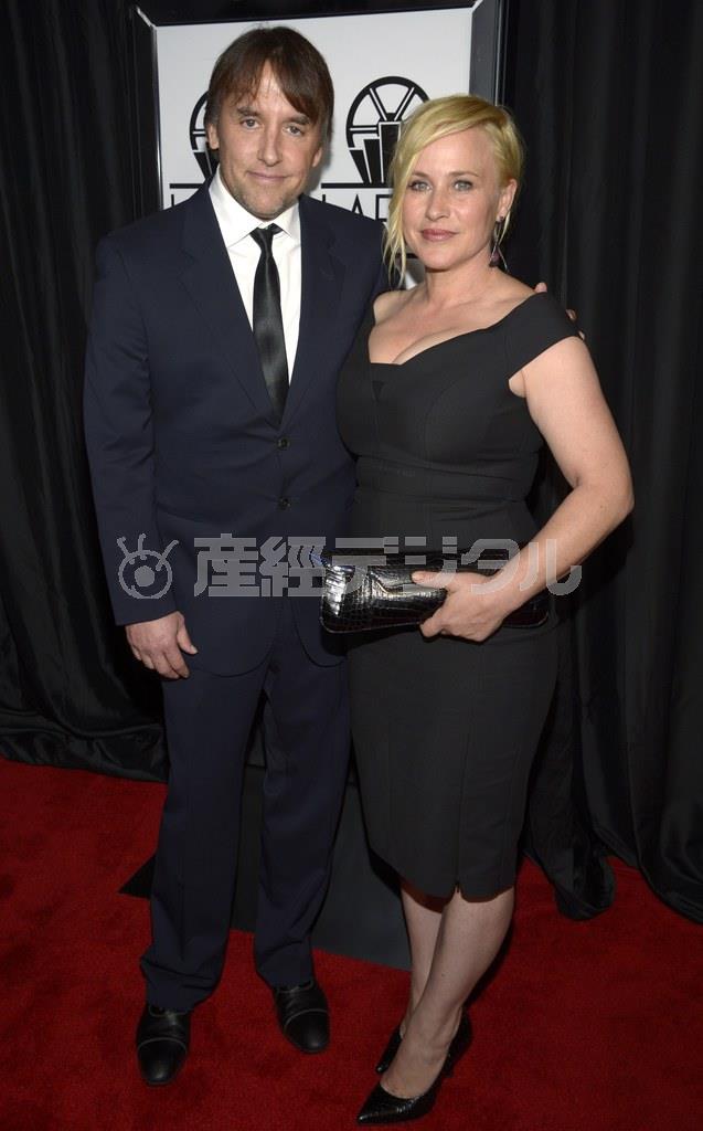 リチャード・リンクレイター監督（左）と、米女優、パトリシア・アークエットさん＝２０１５年１月１１日、米カリフォルニア州ロサンゼルス（ロイター）