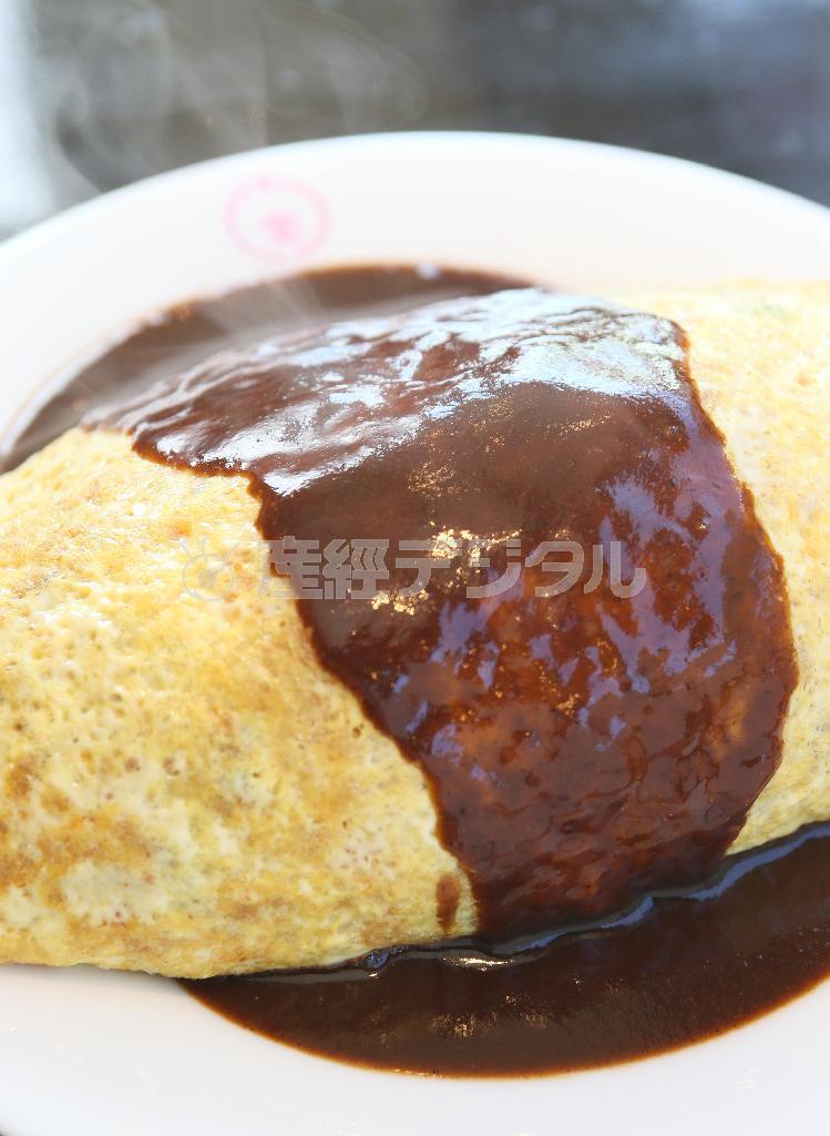 店１番の人気メニューであるオムライス（小６５０円、中９５０円、大１４００円）。甘酸っぱいケチャップライスをしっかりと焼いた卵で巻かれた伝統的な味わい＝２０１４年１２月２２日、京都市左京区（志儀駒貴撮影）