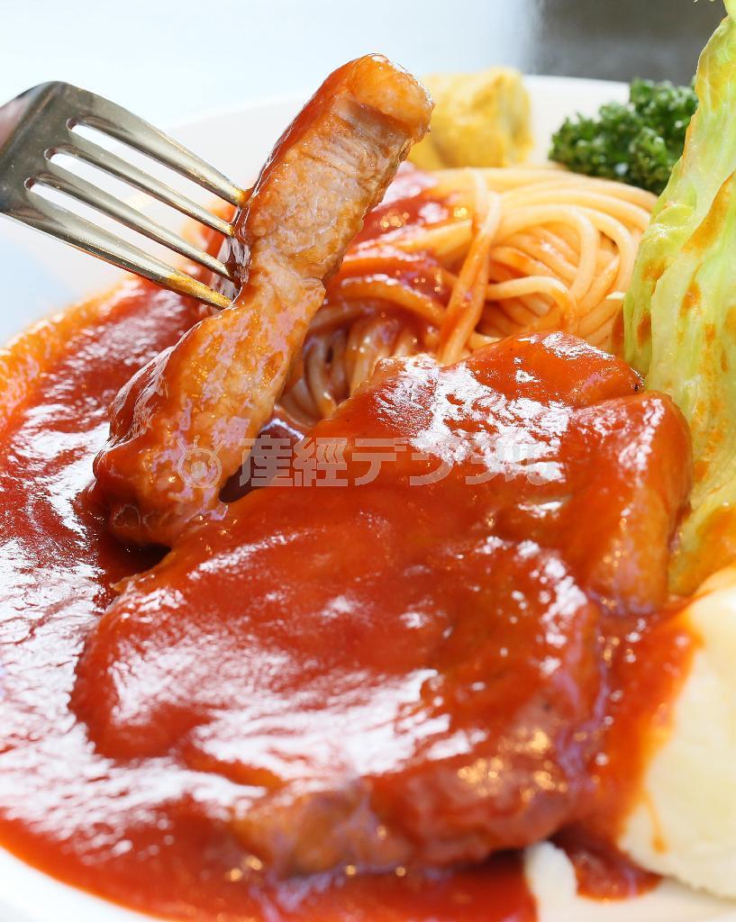 ポークチャップ（２０００円）はボリュームのある豚肉のソテーに甘酸っぱいケチャップが絡み合う＝２０１４年１２月２２日、京都市左京区（志儀駒貴撮影）