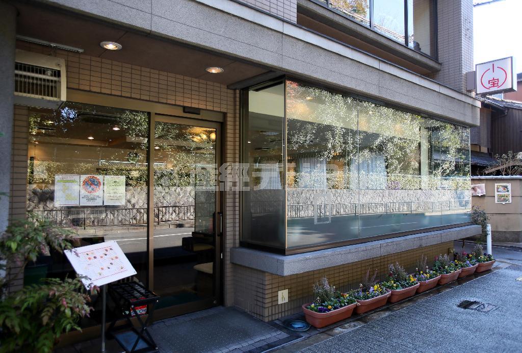 平安神宮のそばにあるグリル小宝＝２０１４年１２月２２日、京都市左京区（志儀駒貴撮影）