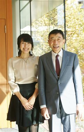 離婚後、男手一つで育てた愛娘の富美子さん（左）と著者の深谷敏雄さん。本書の最後には、富美子さんによる未来へ向けた文章も収録されている＝２０１４年１２月１７日（塩塚夢撮影）