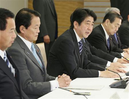 政府与党政策懇談会であいさつする安倍首相（左から３人目）＝１２日午後、首相官邸