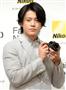 ニコンのファミリー向け１眼レフカメラ「Ｄ５５００」を手にする、新ＣＭキャラクターの小栗旬さん＝１４日、東京都中央区（寺河内美奈撮影）