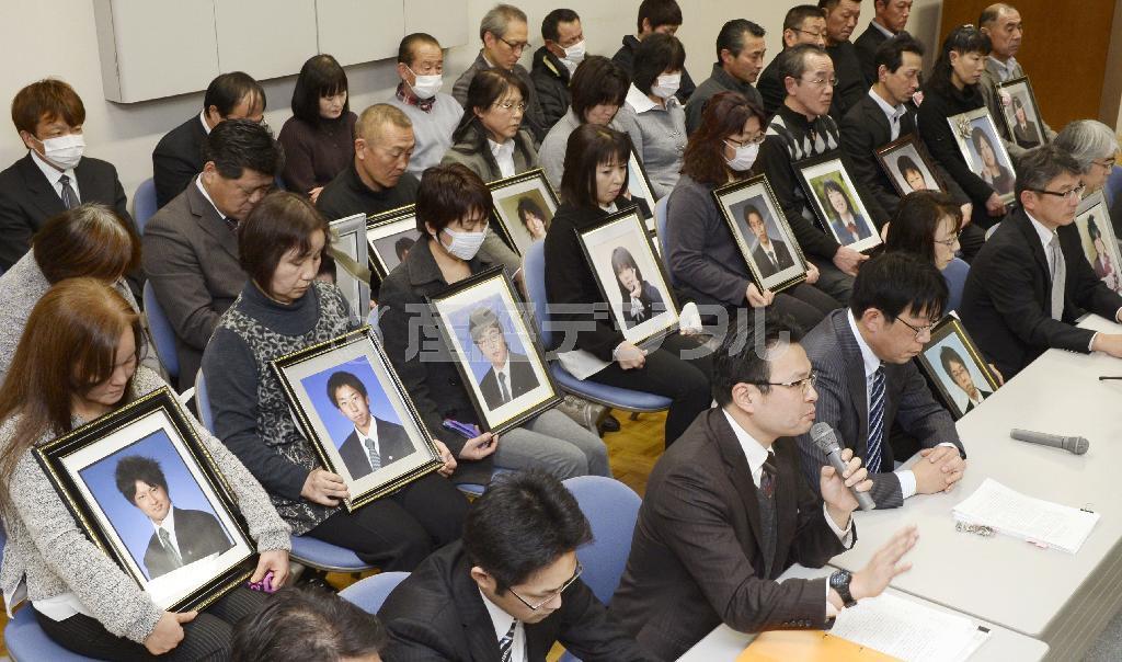 常磐山元自動車学校に損害賠償を命じた津波訴訟の判決後、遺影を抱いて記者会見する教習生の遺族ら＝２０１５年１月１３日午後、宮城県仙台市青葉区の仙台弁護士会館（共同）