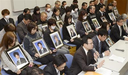 常磐山元自動車学校に損害賠償を命じた津波訴訟の判決後、遺影を抱いて記者会見する教習生の遺族ら＝２０１５年１月１３日午後、宮城県仙台市青葉区の仙台弁護士会館（共同）