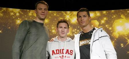 バロンドール２０１４最終候補の３人。左からマヌエル・ノイアー、リオネル・メッシ、クリスチアノ・ロナルド。同じ壇上に立っているのだが、これほどサイズには差がある＝２０１５年１月１２日、スイス・チューリヒ（ロイター）