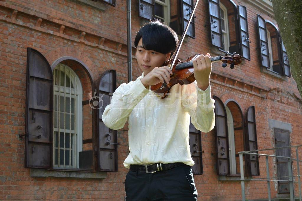 「自分を通して作曲家の思いを伝えられれば」と話した、バイオリニストの岡本誠司さん（本人提供）