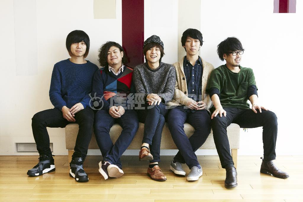 （写真左から）ソゴウ＿タイスケ（Ｄ）、カワクボ＿タクロウ（Ｂ）、ヤマサキ＿セイヤ（Ｖｏ＆Ｇ）、オカザワ＿カズマ（Ｇ）、ヨコタ＿シンノスケ（Ｋｅｙ＆Ｖｏ）＝２０１４年１２月２０日（伊藤香織さん撮影、提供写真）