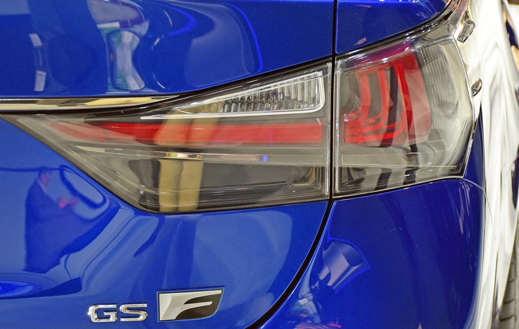 テールランプの下には「ＧＳＦ」のエンブレムが光る＝米デトロイト（撮影・大竹信生）