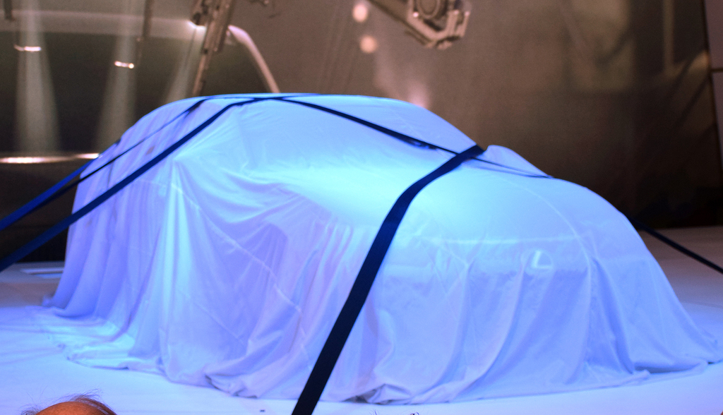 ベールに包まれたレクサス「ＧＳＦ」＝米デトロイト（撮影・大竹信生）