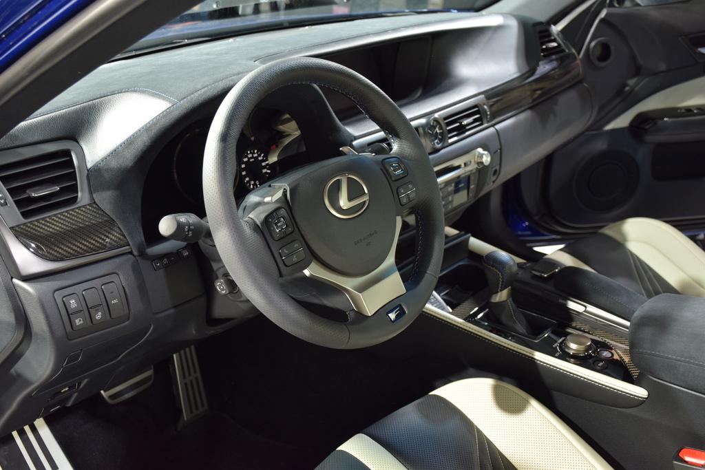 レクサスの新型車「ＧＳＦ」の運転席＝米デトロイト（撮影・大竹信生）