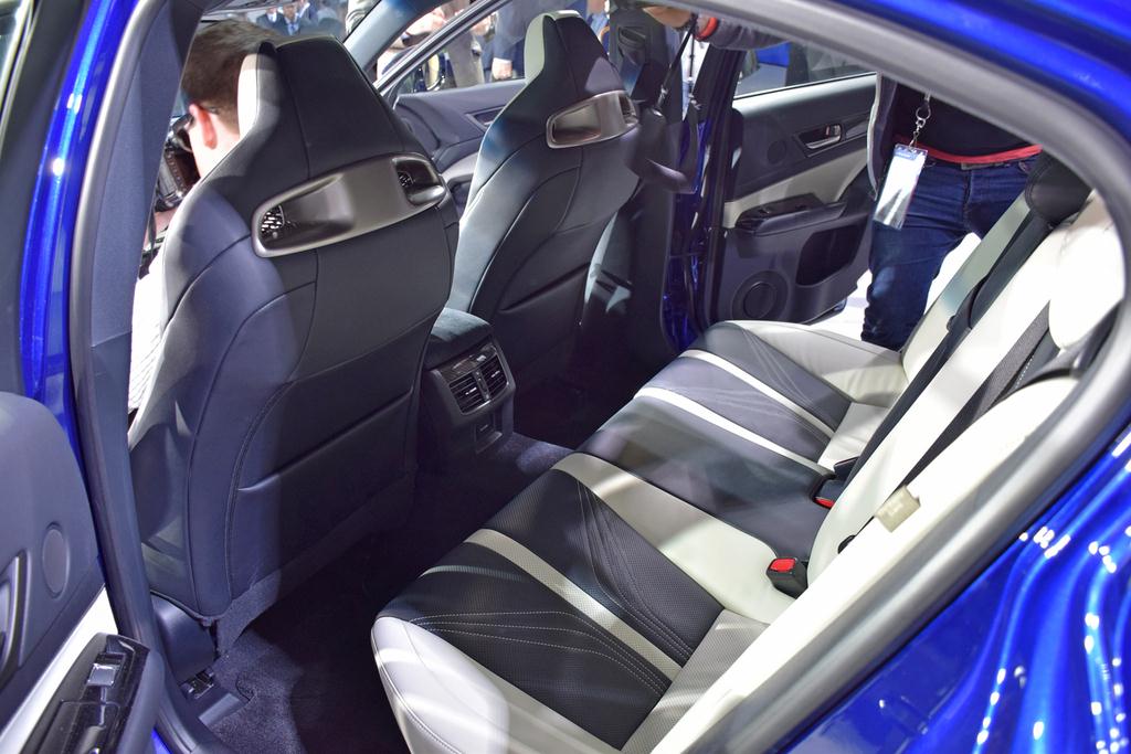 レクサス「ＧＳＦ」の後部座席＝米デトロイト（撮影・大竹信生）