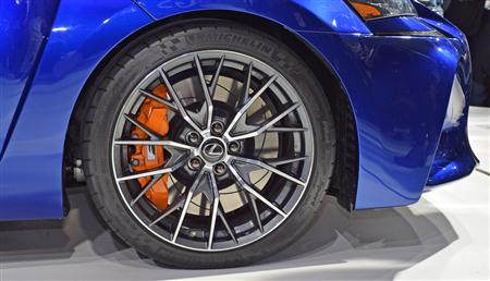 レクサス「ＧＳＦ」のフロントホイールとブレーキ＝米デトロイト（撮影・大竹信生）