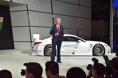 レクサス北米部門の責任者ジェフ・ブラッケン氏。後ろは「ＲＣ Ｆ」のＧＴコンセプトカー＝米デトロイト（撮影・大竹信生）