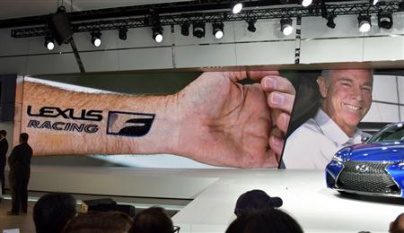 レクサス北米部門の責任者ジェフ・ブラッケン氏は、“レクサス愛”が強すぎて腕にタトゥーを彫ったとか…。もちろん演出上の冗談です＝米デトロイト（撮影・大竹信生）