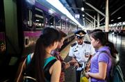 タイ最大のフワランポーン駅で乗客を案内する駅員。同国は中国と協力し、鉄道建設を推進する＝バンコク（ＡＰ）