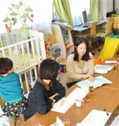 ２０１５年度予算案で子育て世帯の支援を手厚くし、女性が働きやすい環境も整備するが、待機児童をなくすまでの道のりはまだ遠い。保育園について情報交換する母親ら＝２０１４年１１月１９日、東京都杉並区（書類の一部を加工しています）