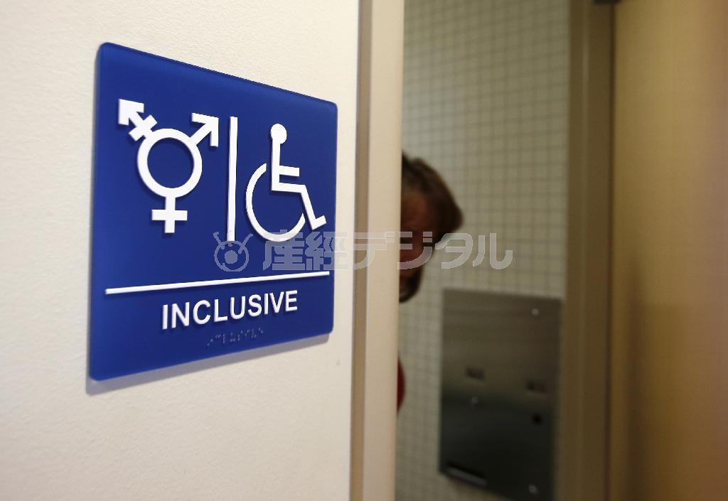 性同一性障害者や同性愛者らのため、米カリフォルニア大学が設置した「トランス・ニュートラル」用のトイレ。米では性の多様化に対応したトイレが増えている＝２０１４年９月３０日、米カリフォルニア大学アーバイン校（ロイター）