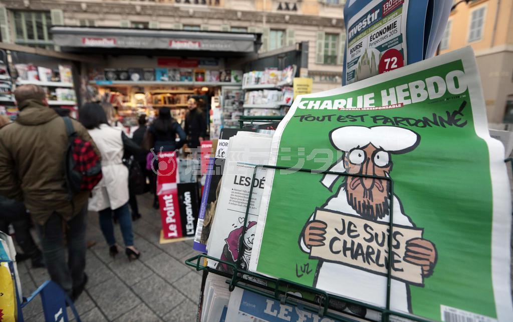 仏南部ニースの売店で１月１４日、風刺週刊紙「シャルリー・エブド」の最新号を買うために並ぶ人々。店頭に置かれた最新号では、預言者ムハンマドの風刺画が１面に掲載された＝２０１５年（ロイター）