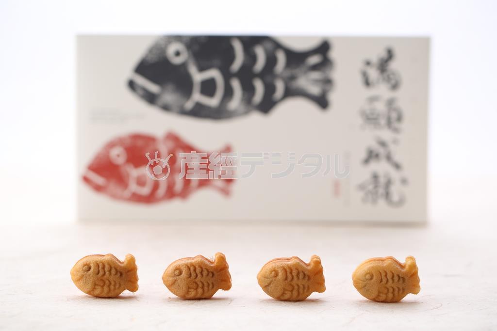 お菓子の箱を背景にボカして撮りました。この時、ボケ過ぎると箱なのかも、鯛の絵が書いてあるかも分からなくなってしまうので、箱を置く距離でボケを調整すると良いでしょう（須藤夕子さん撮影）。※お菓子：梅林堂の満願成就