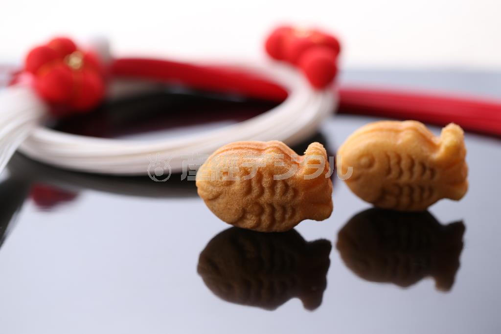 逆光になるように場所を選び、直接太陽光が入ってしまうようでしたら、トレーシングペーパーや和紙、薄い布を窓に貼り付け、柔らかい光になるようにすると良いでしょう（須藤夕子さん撮影）。※お菓子：梅林堂の満願成就