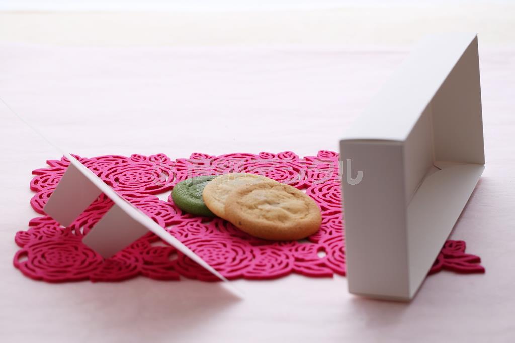 お菓子の箱が白い場合は、このようにレフ板代わりになります。レフ効果があることで影が弱まり、柔らかい雰囲気の写真になるでしょう（須藤夕子さん撮影）。※お菓子：梅林堂の満願成就