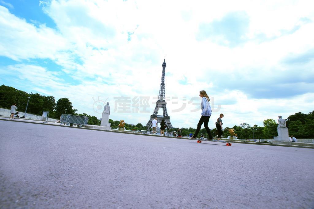 広角レンズで撮影すると実際よりも遠くにあるように撮ることができるので、エッフェル塔がミニチュアのようになり、こちらも人物とエッフェル塔が同じくらい小さくなるように撮りました＝２０１４年６月３０日、フランス・首都パリ（須藤夕子さん撮影）