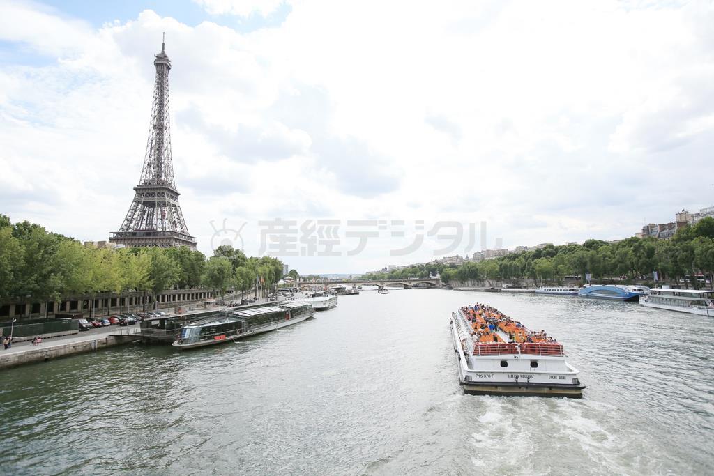 セーヌ川にかかる橋の上から、動くボートを入れました。ボートがぶれないようシャッタースピードは１／１２５０という速い速度で撮りました＝２０１４年６月３０日、フランス・首都パリ（須藤夕子さん撮影）