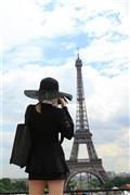 一人旅のバカンスらしいツバの大きな帽子をかぶった女性が写真を撮っている後ろ姿を撮りました。エッフェル塔と被写体がかぶりすぎず、離れすぎずの距離を探して撮りました＝２０１４年６月３０日、フランス・首都パリ（須藤夕子さん撮影）