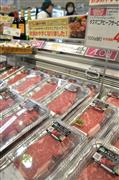 ＥＰＡ発効にあわせ、スーパー大手のイオンは、豪州産牛肉の値下げフェアを始めた＝１４日、東京都品川区のイオン品川シーサイド店