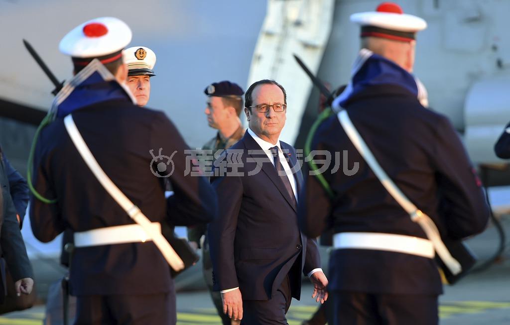 １月１４日、フランス南部トゥーロンに停泊中の原子力空母シャルル・ドゴールの艦上で、閲兵するオランド大統領＝２０１５年（ロイター）