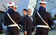 １月１４日、フランス南部トゥーロンに停泊中の原子力空母シャルル・ドゴールの艦上で、閲兵するオランド大統領＝２０１５年（ロイター）