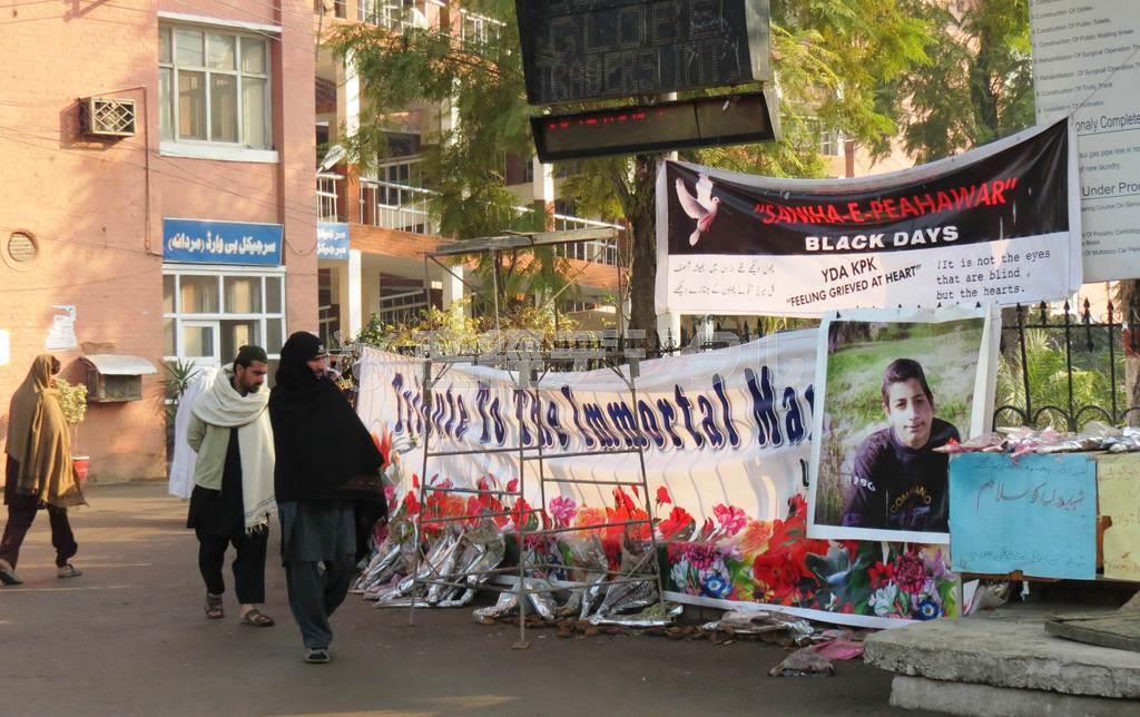 １月１４日、ペシャワルの病院に設置された、殺害されたアハマド・ナワズさんの弟の死を悼む横断幕＝２０１５年、パキスタン（岩田智雄撮影）