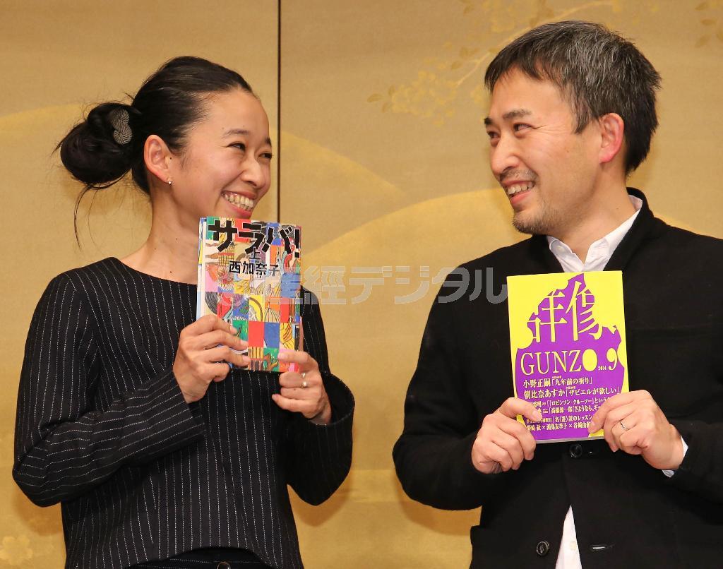 芥川賞を受賞した小野正嗣（まさつぐ）さん（右）と直木賞を受賞した西加奈子さん＝２０１５年１月１５日、東京都千代田区内幸町の帝国ホテル（宮崎裕士撮影）