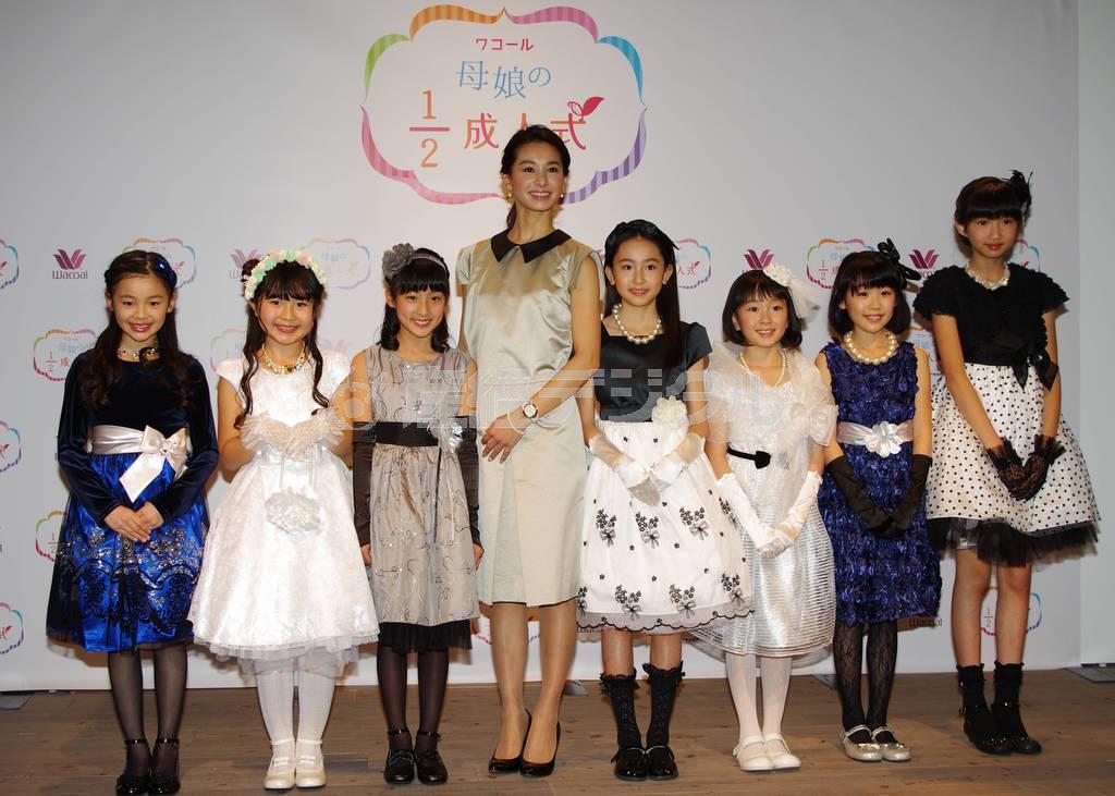 ゲストの稲沢朋子さん（左から４人目）と「〈１０歳キラキラ〉ガールズ２０１５」たち＝２０１５年１月１５日、東京都港区（ニュースペース・コム提供）