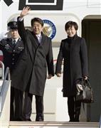 中東地域歴訪のため羽田空港を出発する安倍晋三（しんぞう）首相と昭恵夫人＝２０１５年１月１６日午前、東京都大田区（共同）