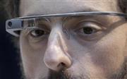「グーグルグラス」をかけるグーグルの共同創業者、セルゲイ・ブリン氏。かつてこの眼鏡で「世界を変える」と語っていたが…＝２０１３年２月２０日、米カリフォルニア州サンフランシスコ（ＡＰ）