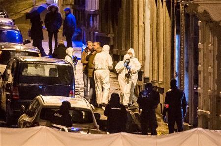 ベルギー東部ベルビエで、イスラム過激派グループが使っていた建物を調べる警察官ら＝２０１５年１月１５日（ＡＰ）