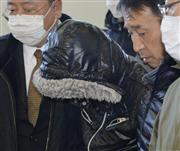 建造物侵入の疑いで逮捕され、移送される東京都三鷹市の無職少年（左から２人目）＝１８日午後０時４分、ＪＲ品川駅の東海道新幹線ホーム