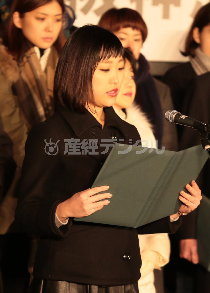 追悼の集いで遺族代表の追悼のことばをのべる銘田奈津紀さん＝２０１５年１月１７日、兵庫県神戸市中央区（山田哲司撮影）