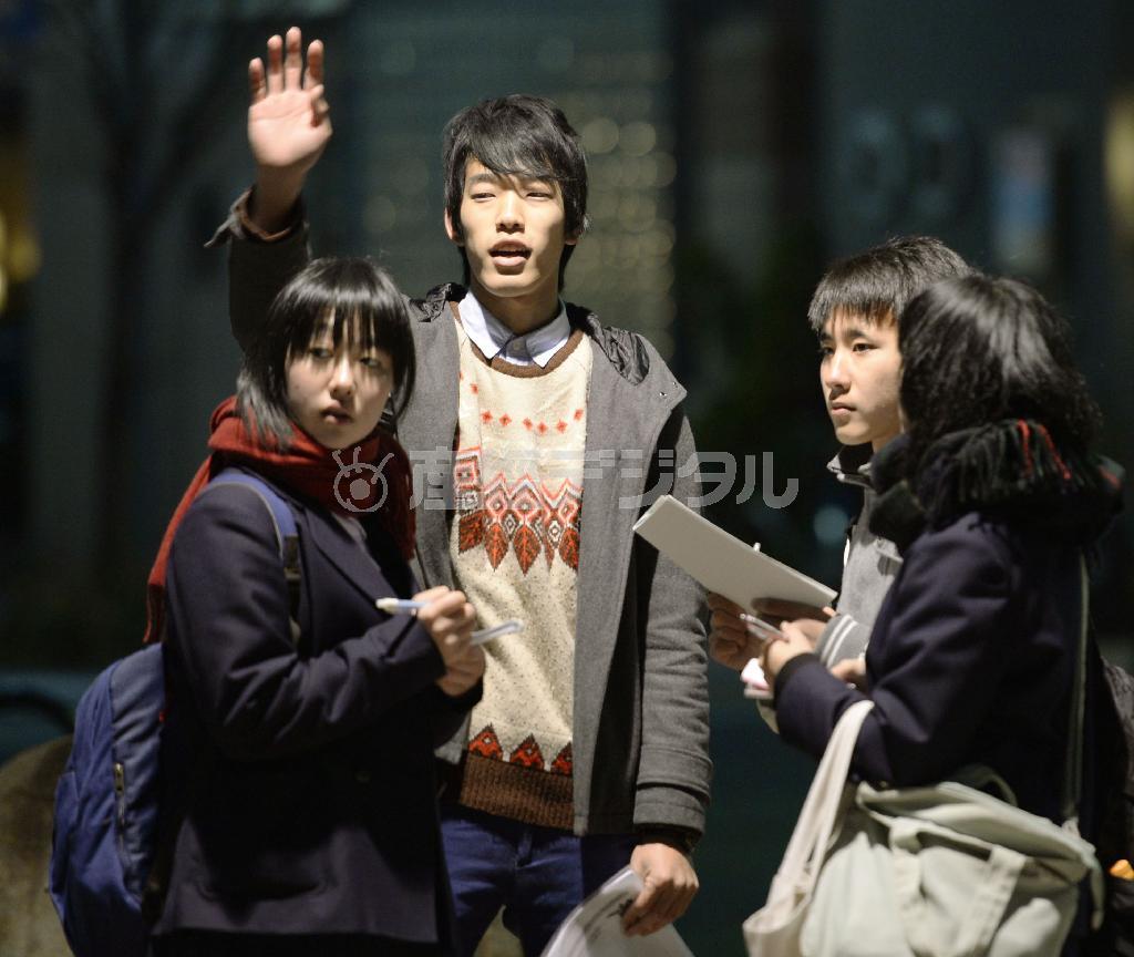 兵庫県立舞子高の後輩と兵庫県神戸市長田区の住宅街を回る今井直人さん（左から２人目）＝２０１５年１月１６日（共同）