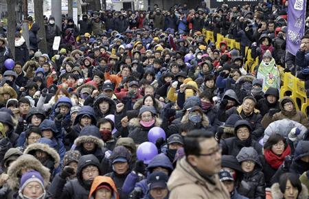 昨年１２月に憲法裁判所が決定した左派系とされる統合進歩党の解散をめぐり異論を唱える市民。政策への不満は大きい（ＡＰ）