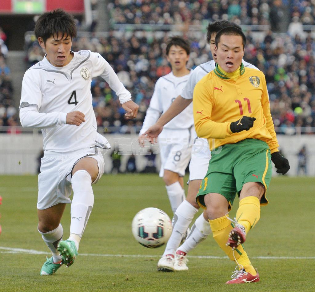 全国高校サッカー選手権決勝で、延長前半に決勝ゴールを決める星稜の森山泰希（右）＝２０１５年１月１２日、埼玉県さいたま市の埼玉スタジアム（共同）