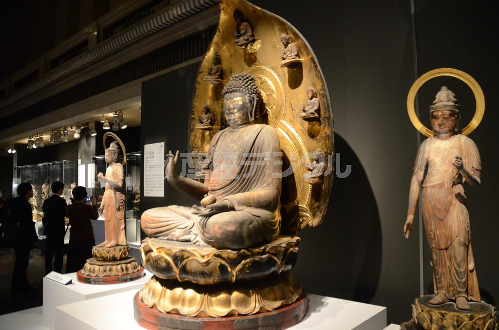 「重要文化財＿薬師如来坐像」＿平安時代・貞観４年（８６２）＿岩手・黒石寺蔵＝２０１５年１月１３日、東京都台東区・東京国立博物館（原圭介撮影）